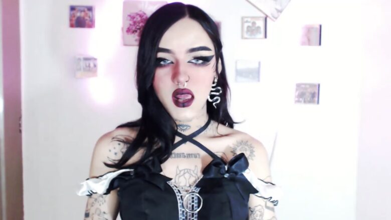 Sisters_Doll Has Goth A Knack For Teasing